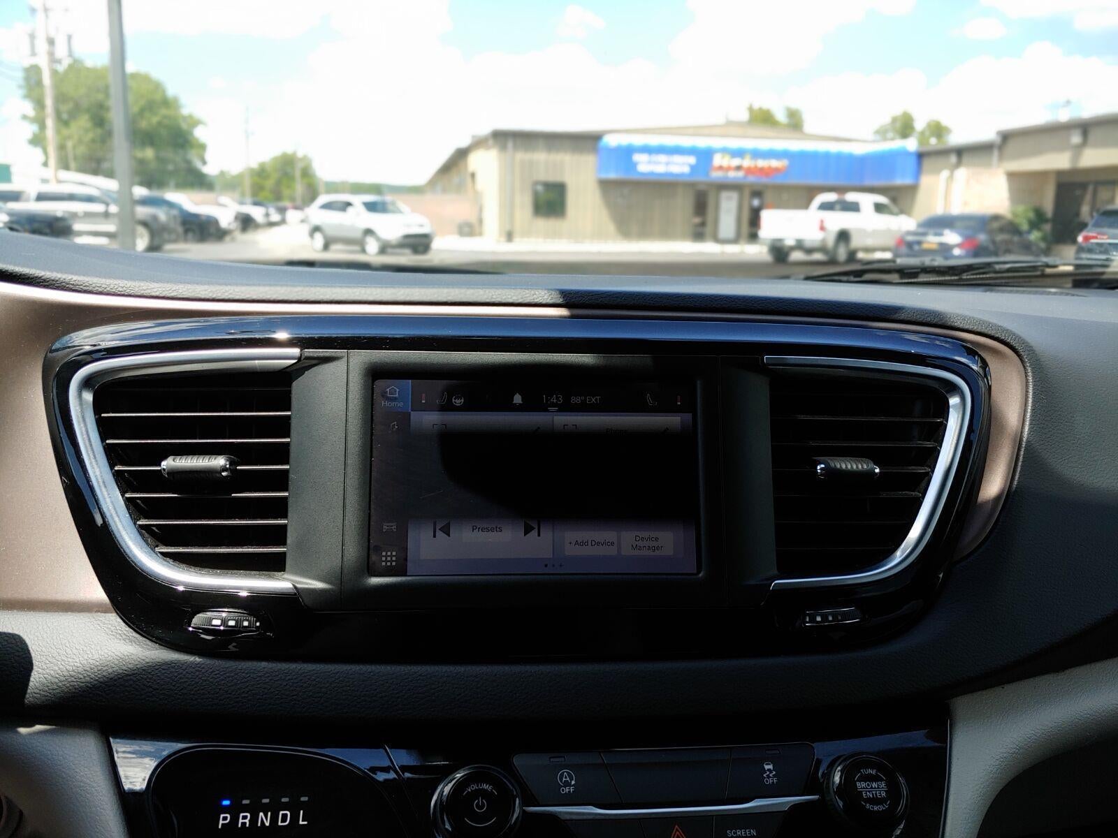2023 Chrysler Voyager LX