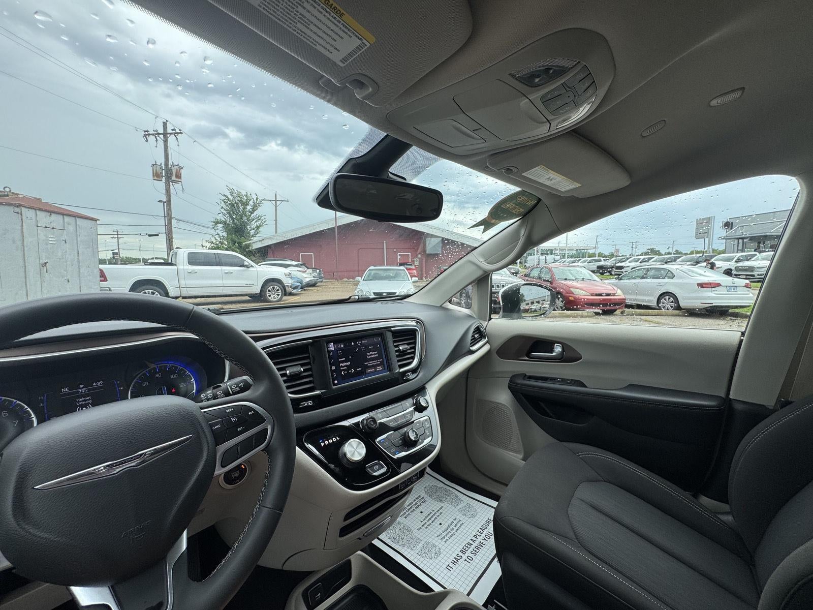 2023 Chrysler Voyager LX
