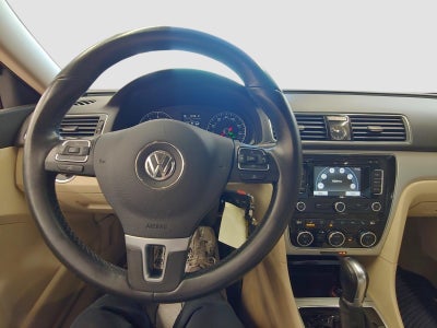 2012 Volkswagen Passat SE w/Sunroof & Nav PZEV