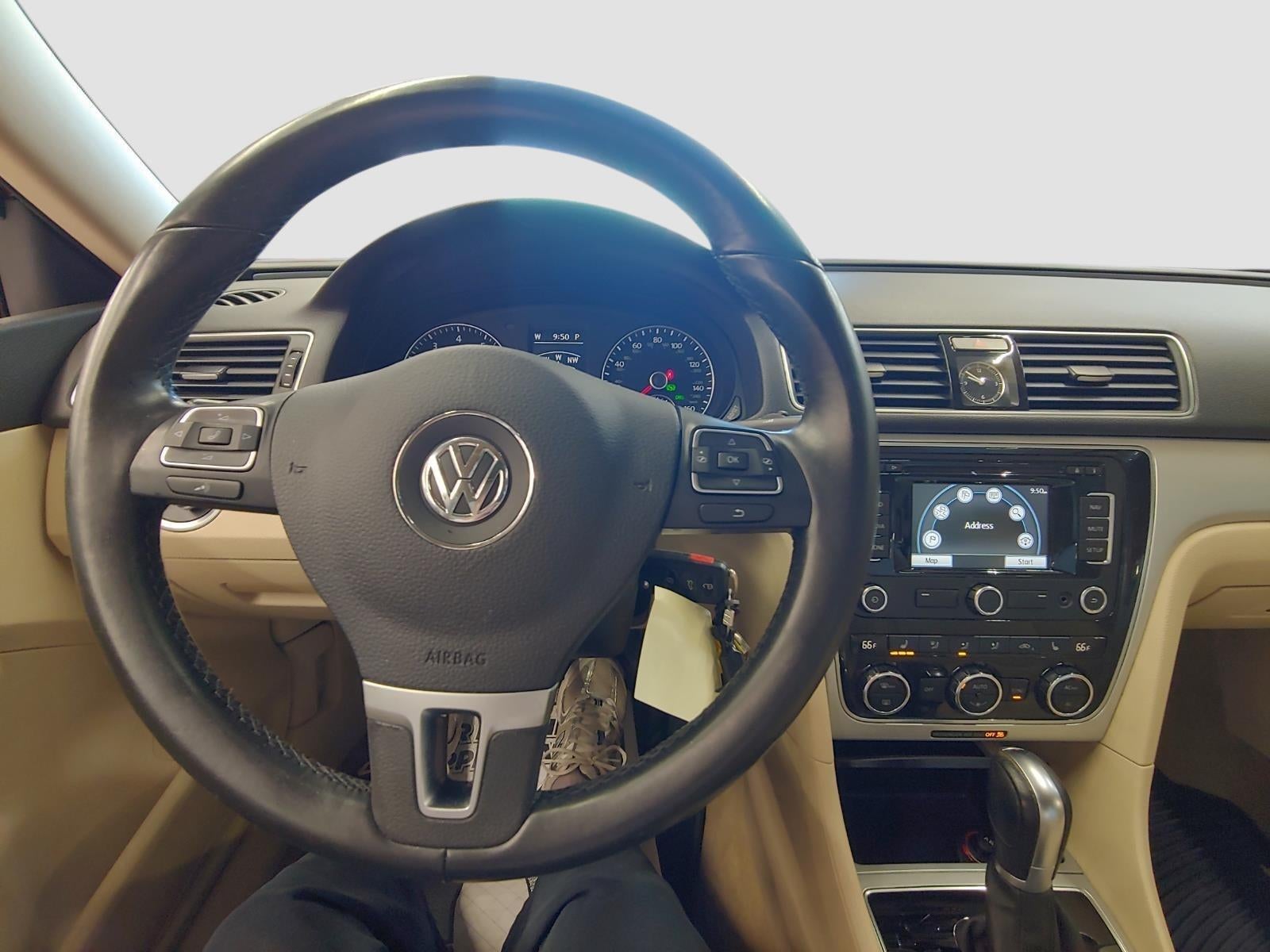 2012 Volkswagen Passat SE w/Sunroof & Nav PZEV
