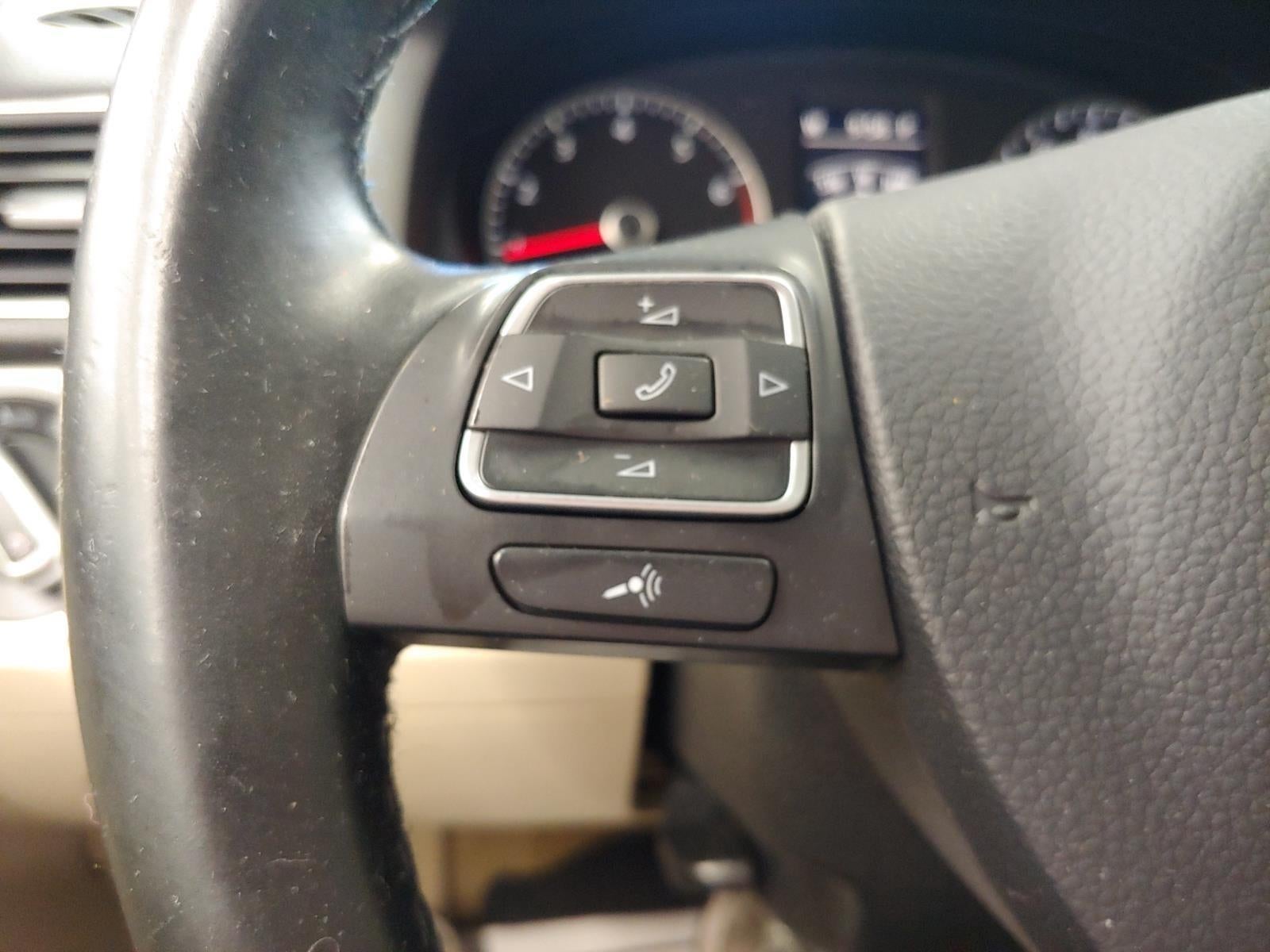 2012 Volkswagen Passat SE w/Sunroof & Nav PZEV