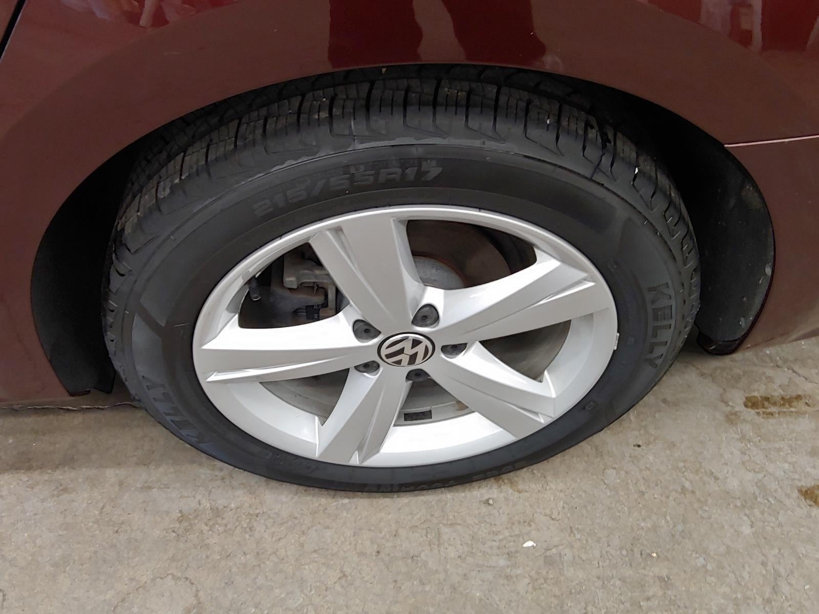 2012 Volkswagen Passat SE w/Sunroof & Nav PZEV