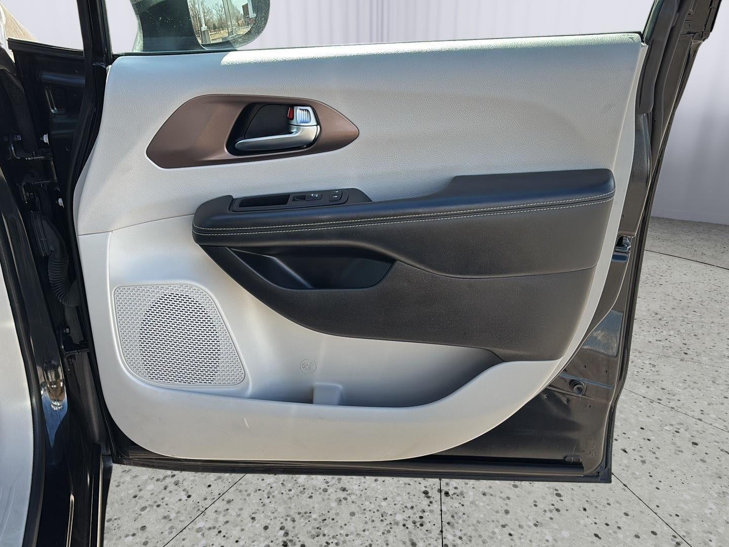 2022 Chrysler Voyager LX